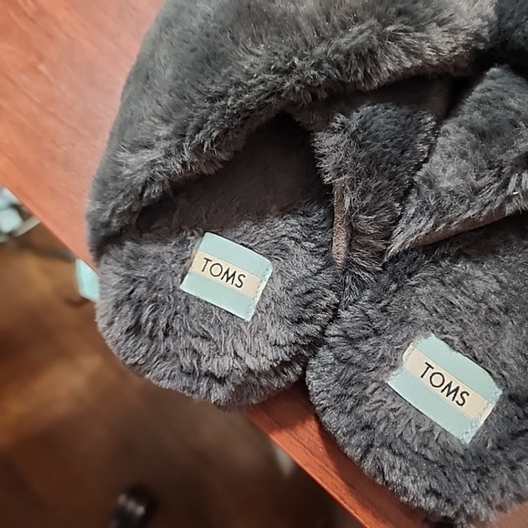 Tom's Gray Plush slippers. Size 9 - Picture 3 of 7